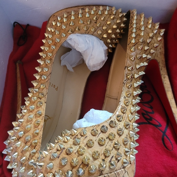 Christian Louboutin - Picture 3 of 6
